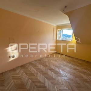 Trosobni stan u centru Splita – renovacija, visoki stropovi
