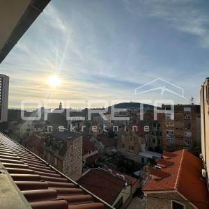 Trosobni stan u centru Splita – renovacija, visoki stropovi
