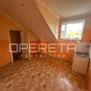 Trosobni stan u centru Splita – renovacija, visoki stropovi
