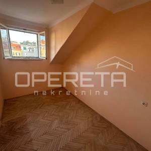 Trosobni stan u centru Splita – renovacija, visoki stropovi
