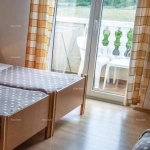 Umag. Lijepa kuća sa šest apartmana.