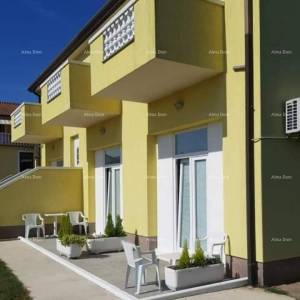 Umag. Lijepa kuća sa šest apartmana.