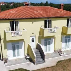 Umag. Lijepa kuća sa šest apartmana.