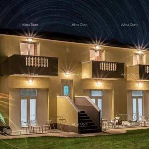 Umag. Lijepa kuća sa šest apartmana.