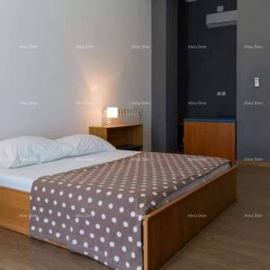 Umag. Lijepa kuća sa šest apartmana.