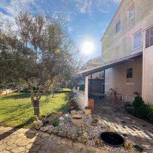 Velika kuća s 4 stana- Pješčanoj uvala!