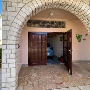 Velika kuća s 4 stana- Pješčanoj uvala!