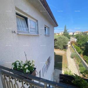 Velika samostojeća kuća. Pula. Veli vrh.