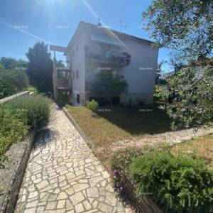 Velika samostojeća kuća. Pula. Veli vrh.