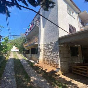 Velika samostojeća kuća. Pula. Veli vrh.