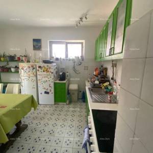 Velika samostojeća kuća. Pula. Veli vrh.