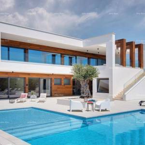 Vila sa 7 spavaćih soba! Bazen, sauna! Blizina grada fAŽANE.