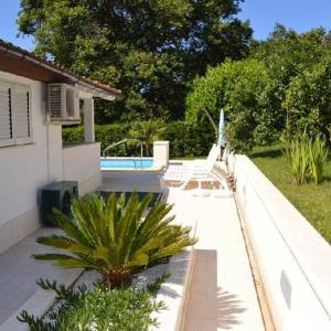 VILA U PJEŠČANOJ UVALI SAMO 100 M OD MORA !!