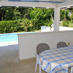 VILA U PJEŠČANOJ UVALI SAMO 100 M OD MORA !!