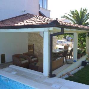 VILA U PJEŠČANOJ UVALI SAMO 100 M OD MORA !!