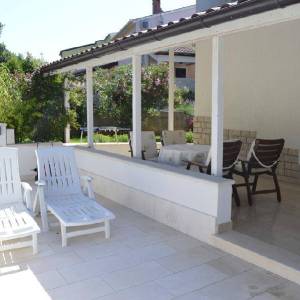 VILA U PJEŠČANOJ UVALI SAMO 100 M OD MORA !!