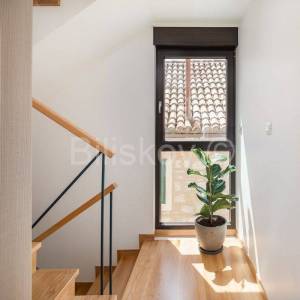 Vis, Komiža, manja stambena zgrada s 3 stana