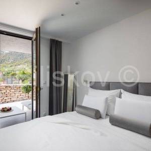 Vis, Komiža, manja stambena zgrada s 3 stana