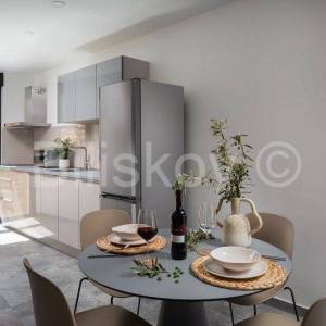 Vis, Komiža, manja stambena zgrada s 3 stana