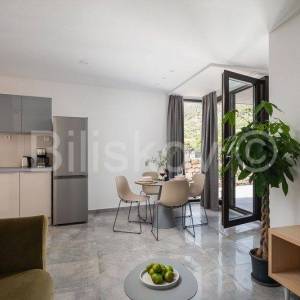 Vis, Komiža, manja stambena zgrada s 3 stana