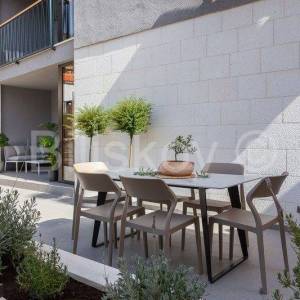 Vis, Komiža, manja stambena zgrada s 3 stana