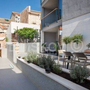 Vis, Komiža, manja stambena zgrada s 3 stana