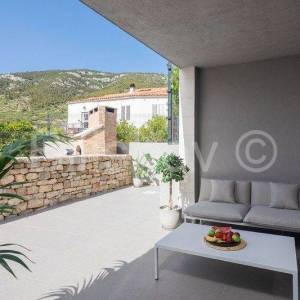 Vis, Komiža, manja stambena zgrada s 3 stana