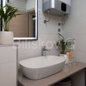 Vis, Komiža, manja stambena zgrada s 3 stana