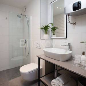 Vis, Komiža, manja stambena zgrada s 3 stana