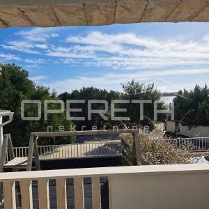 VIS, TROSOBAN STAN U URBANOJ VILI U NEPOSREDNOJ BLIZINI MORA