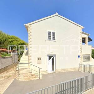 VIS, TROSOBAN STAN U URBANOJ VILI U NEPOSREDNOJ BLIZINI MORA