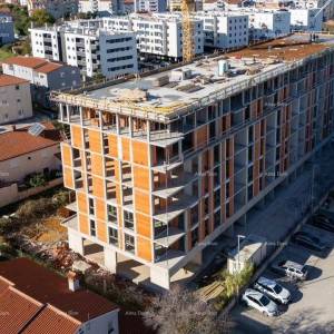 Višestambena, moderna zgrada s liftom, blizu centra. Stan s parkirnim mjestom i ostavom Pula! S7