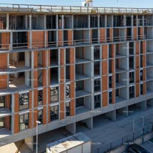 Višestambena, moderna zgrada s liftom, blizu centra. Stan s parkirnim mjestom i ostavom Pula! S7