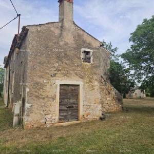 VIŠNJAN, KOMPLEKS S TRI KAMENE KUĆE I VELIKIM ZEMLJIŠTEM