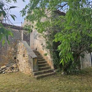 VIŠNJAN, KOMPLEKS S TRI KAMENE KUĆE I VELIKIM ZEMLJIŠTEM