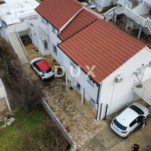 VRSI, ZUKVE - Prilika! Kuća s 4 apartmana 100 metara od mora!