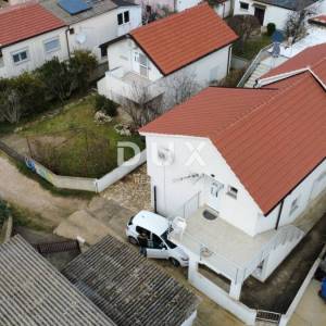 VRSI, ZUKVE - Prilika! Kuća s 4 apartmana 100 metara od mora!