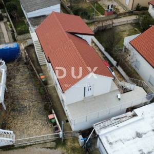 VRSI, ZUKVE - Prilika! Kuća s 4 apartmana 100 metara od mora!