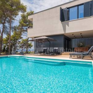 ZADAR - LUKSUZNA VILLA  453 m2 NA PARCELI  1209 m2