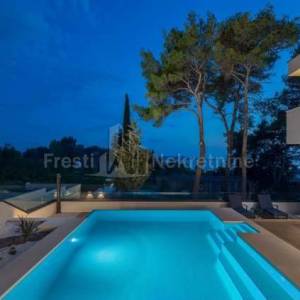 ZADAR - LUKSUZNA VILLA  453 m2 NA PARCELI  1209 m2