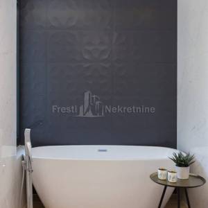 ZADAR - LUKSUZNA VILLA  453 m2 NA PARCELI  1209 m2