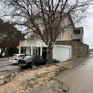 ZADAR, MASLENICA – Poslovni prostor u prizemlju, 140 m², parking, blizina mora