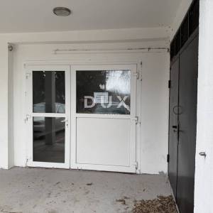 ZADAR, MASLENICA – Poslovni prostor u prizemlju, 140 m², parking, blizina mora