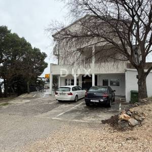 ZADAR, MASLENICA – Poslovni prostor u prizemlju, 140 m², parking, blizina mora