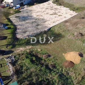 ZADAR, SINJORETOVO - Građevinsko zemljište 704m²!