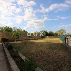 ZADAR, ZEMUNIK - PRILIKA! Renovirana obiteljska kuća