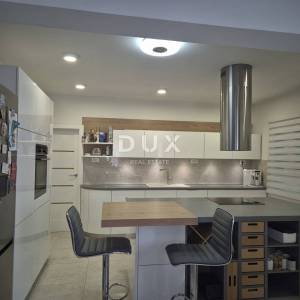 ZADAR, ZEMUNIK - PRILIKA! Renovirana obiteljska kuća