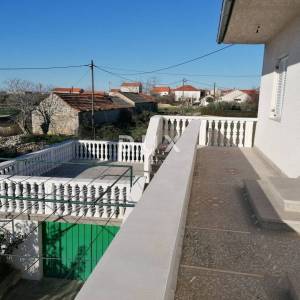 ZADAR, ZEMUNIK - PRILIKA! Renovirana obiteljska kuća