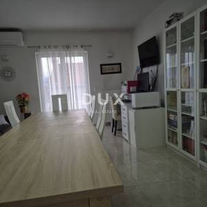 ZADAR, ZEMUNIK - PRILIKA! Renovirana obiteljska kuća