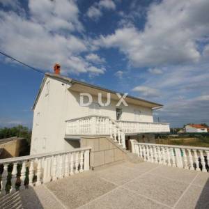 ZADAR, ZEMUNIK - PRILIKA! Renovirana obiteljska kuća